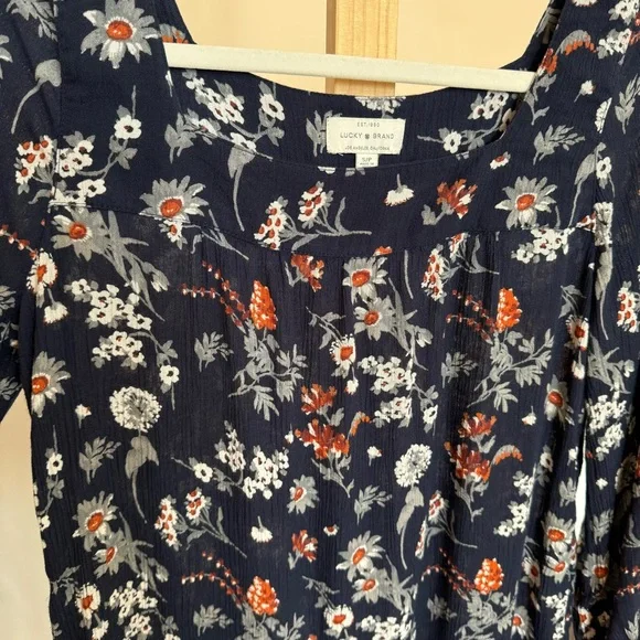 🍀Lucky Brand Smocked Square Neck Top Small *EUC! Navy/Floral - Picture 2 of 7